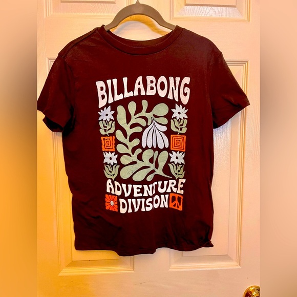 NWOT Women’s BILLABONG GRAFIC MAROON COLOR  T Shirt - Picture 1 of 6